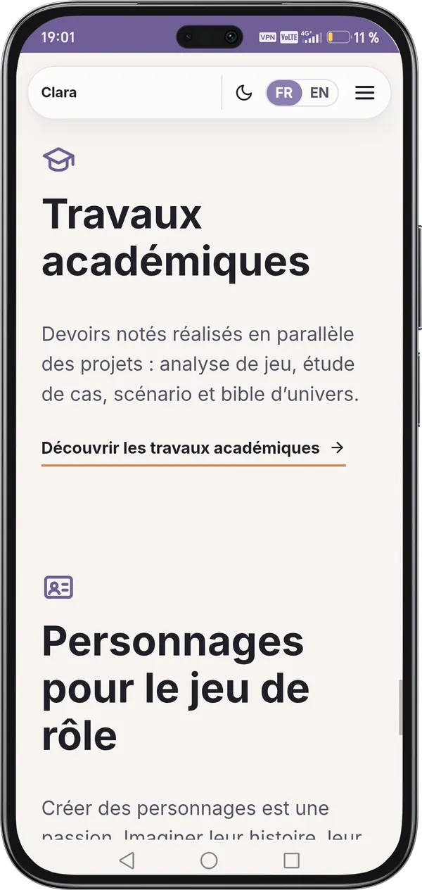 Nouveau portfolio sur téléphone : des catégories de travaux rangées à part. «&nbsp;Travaux académiques&nbsp;» avec son icône, son descriptif et le bouton «&nbsp;Découvrir les travaux académiques&nbsp;», puis «&nbsp;Personnages pour le jeu de rôle&nbsp;» avec la sienne.