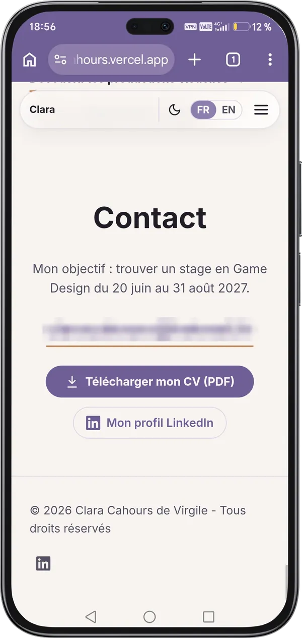 Section Contact du nouveau portfolio sur téléphone : l’objectif de stage, l’adresse e-mail de Clara (floutée), un bouton «&nbsp;Télécharger mon CV (PDF)&nbsp;» et un bouton «&nbsp;Mon profil LinkedIn&nbsp;».