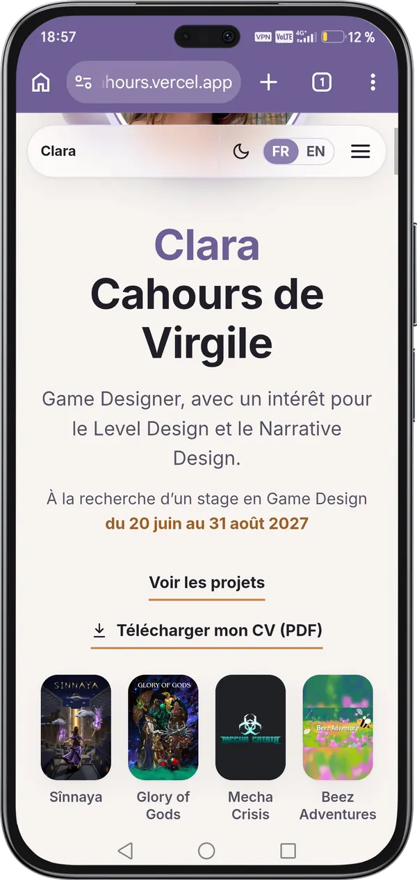 Accueil du nouveau portfolio sur téléphone, un peu défilé : le nom de Clara, sa recherche de stage, les liens «&nbsp;Voir les projets&nbsp;» et «&nbsp;Télécharger mon CV (PDF)&nbsp;», puis une rangée de jaquettes : Sînnaya, Glory of Gods, Mecha Crisis et Beez Adventures.